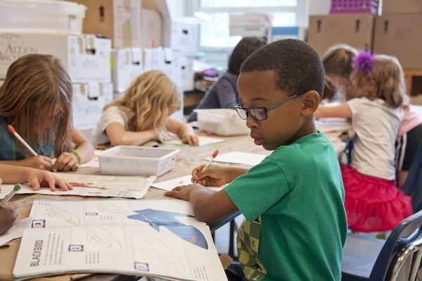 Quels sont les objectifs et les méthodes des services d'éducation ?