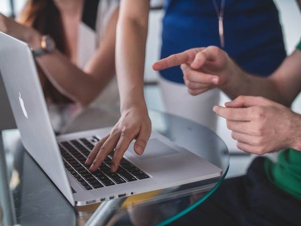 Comment réserver et payer un service d'activités et de loisirs en ligne ou par téléphone ?