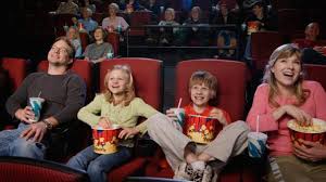 une famille dans une salle de cinéma